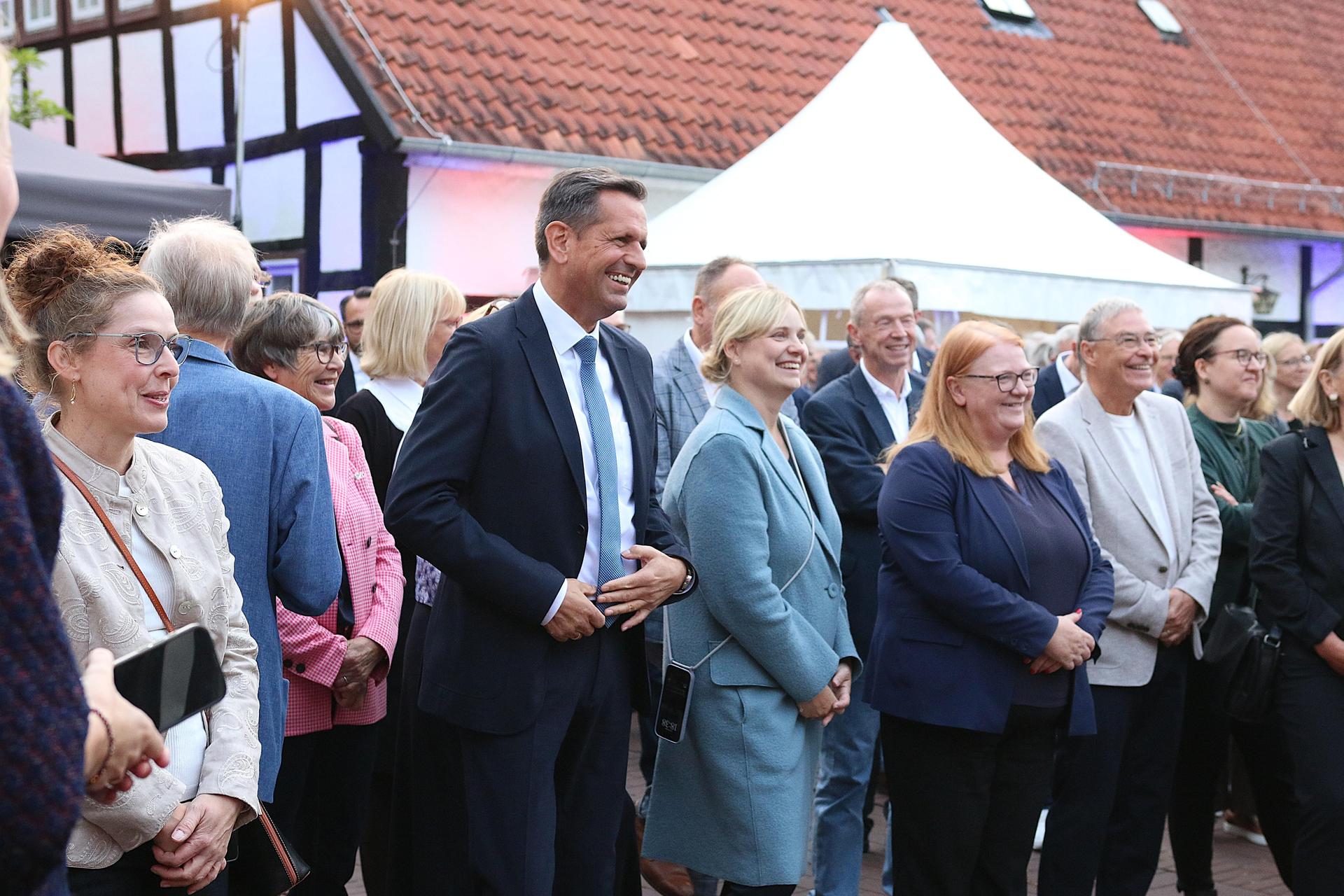 Zahlreiche Gäste nutzen die Schaumburger Begegnung zum Austausch und um Abschied von Landrat Jörg Farr zu nehmen.  (Foto: bb)