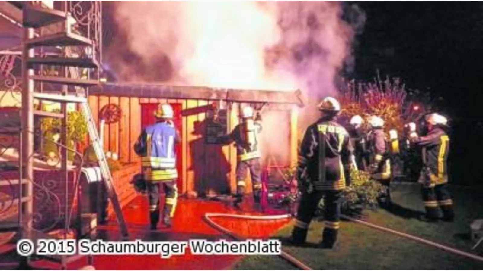 Flammen schlagen aus Anbau (Foto: al)
