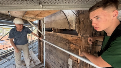Der Erhalt des noch gesunden Holzes steht aus Sicht des Denkmalschutzes im Vordergrund und genau diese Herausforderung ist für das Team der Zimmerei Wolter eine Passion. (Foto: ste)