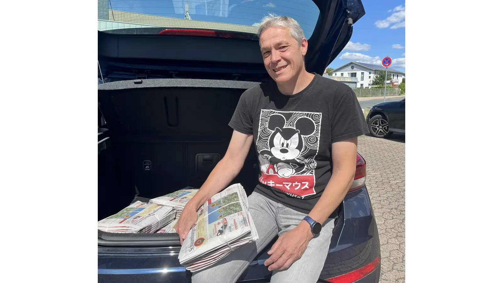 Sven Seeger ist als Kontrolleur immer mit der neuesten Ausgabe des Wochenblatts unterwegs. (Foto: nd)