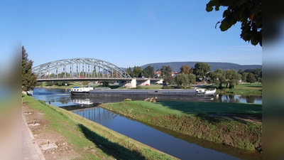 Die Weserbrücke wird am Mittwoch, 31. Januar, in der Zeit von 7 bis 9 Uhr wegen einer Protestaktion von Landwirten einseitig gesperrt. Mit Behinderungen ist zu rechnen.  (Foto: ste)