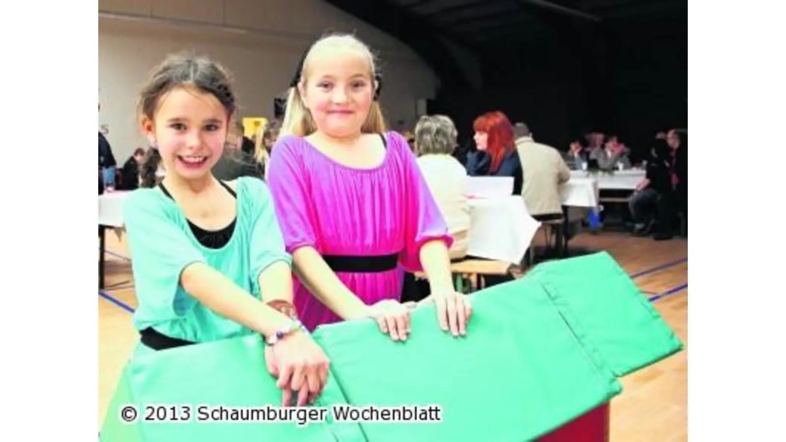 Kinder tanzen vor dem Weihnachtsmann (Foto: jl)
