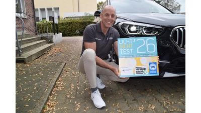 Innungs-Obermeister Torsten Richter vor einem Pkw mit modernster LED-Lichttechnik. (Foto: ab)