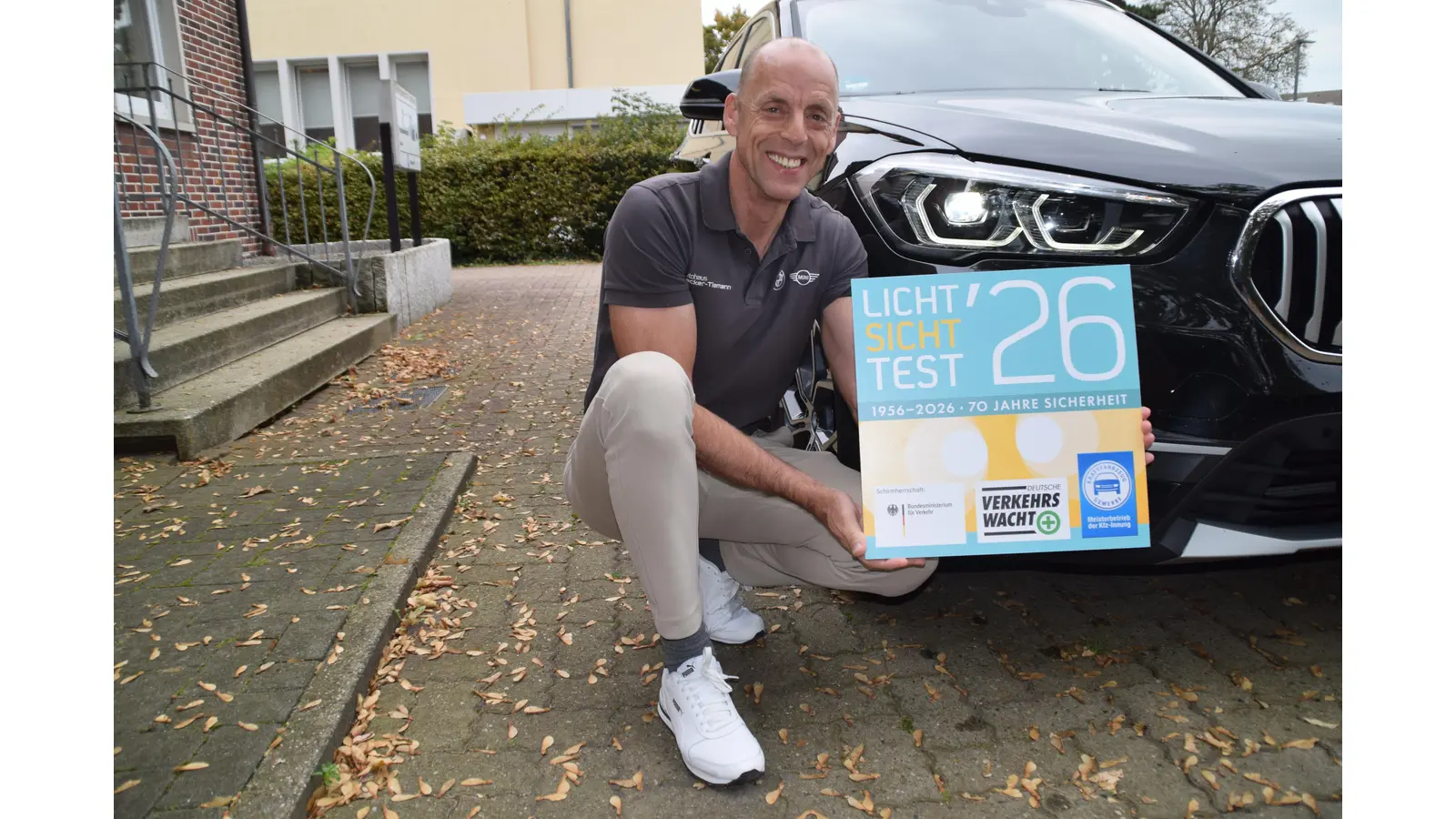Innungs-Obermeister Torsten Richter vor einem Pkw mit modernster LED-Lichttechnik. (Foto: ab)