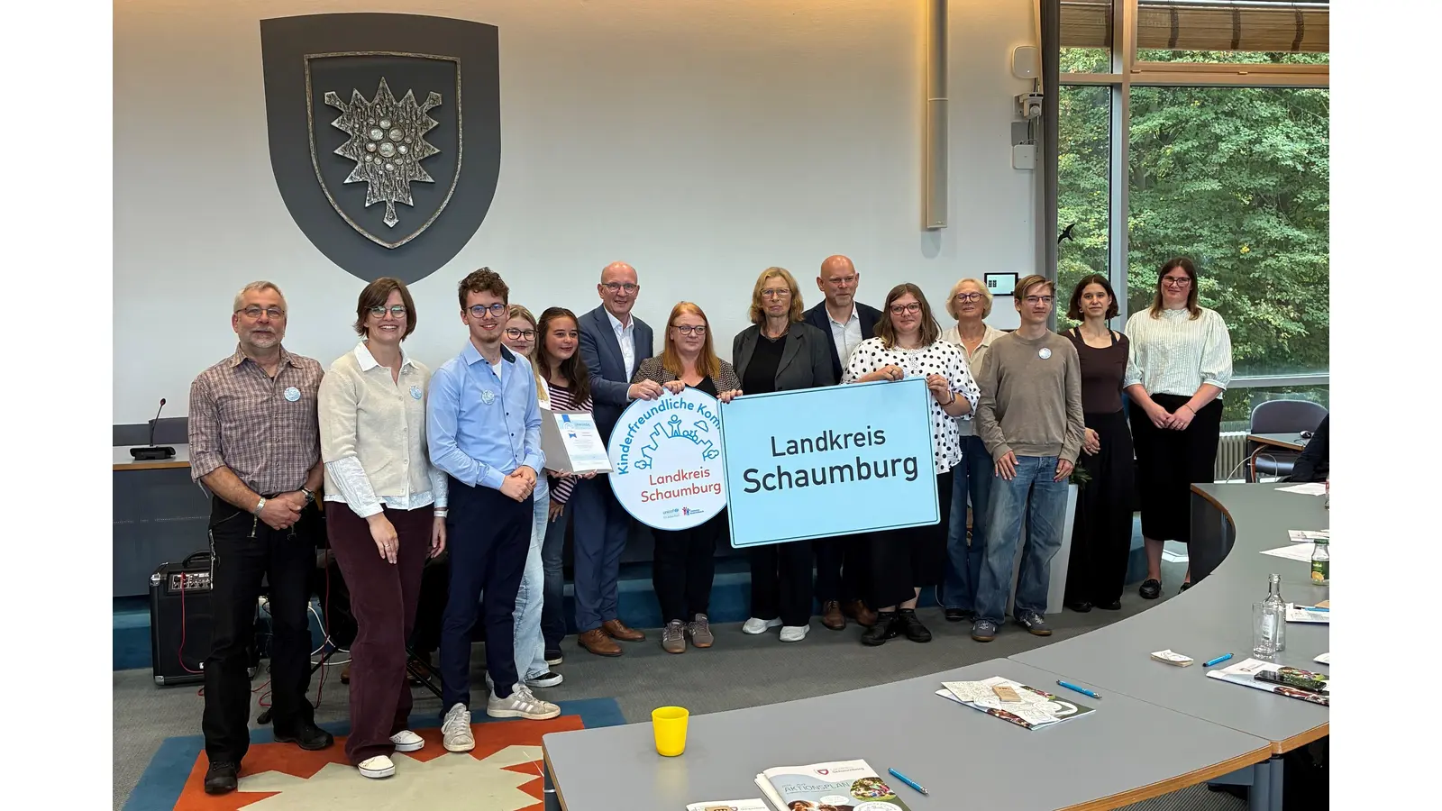 Der Landkreis nimmt das Siegel „Kinderfreundliche Kommune” entgegen, in die Erstellung des Aktionsplans waren Jugendlichen eingebunden.  (Foto: Landkreis)