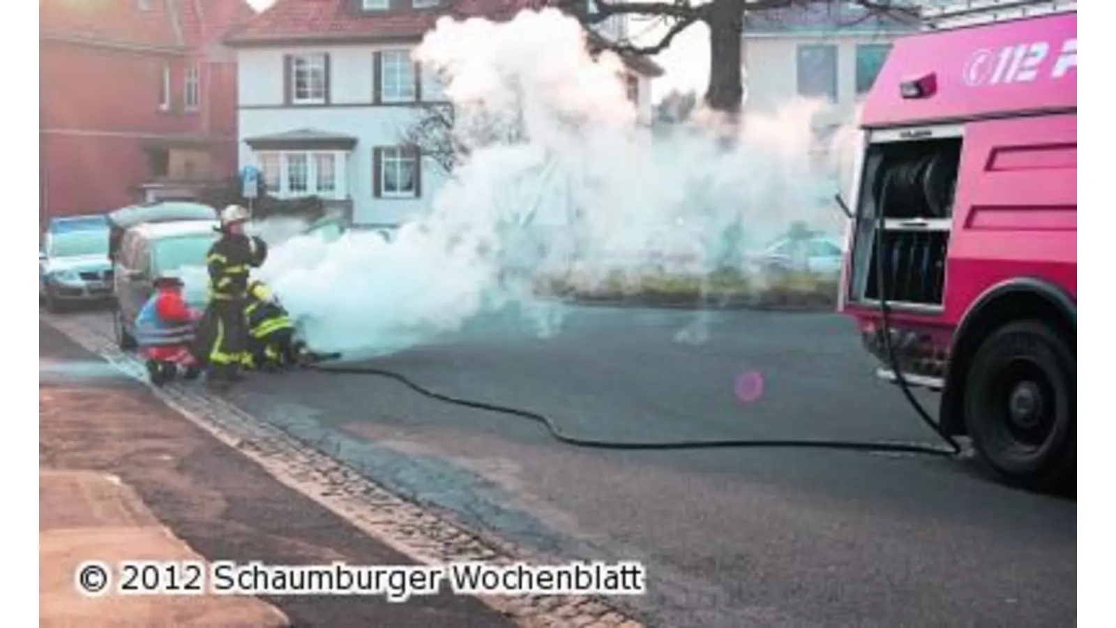 Feuerwehr löscht Auto (Foto: red)