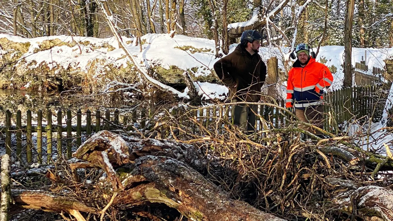 Die Pflegearbeiten am Krater werden auch bei winterlichem Umfeld fortgesetzt. (Foto: gk)
