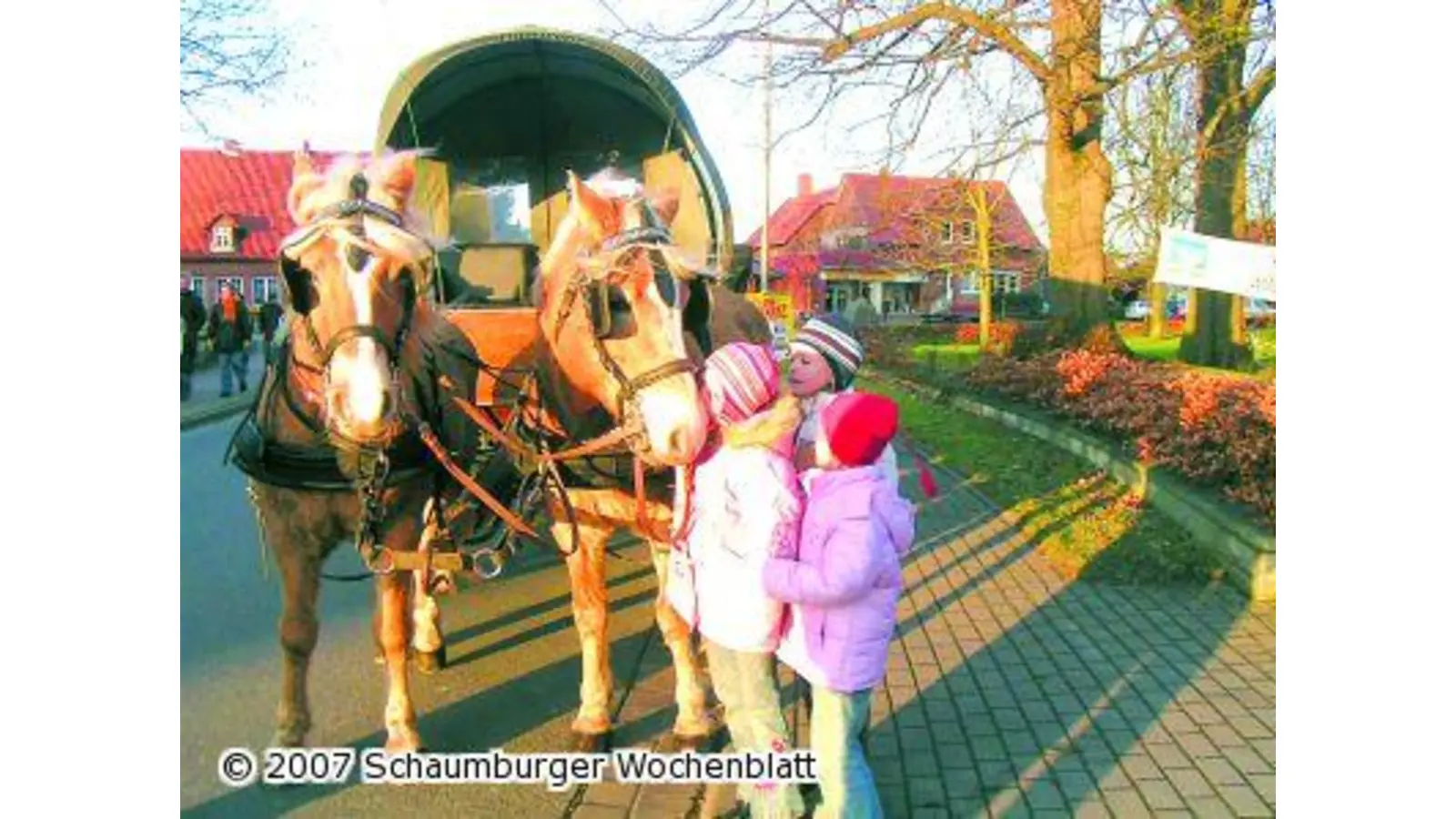 Kinder schmücken Baum (Foto: red)