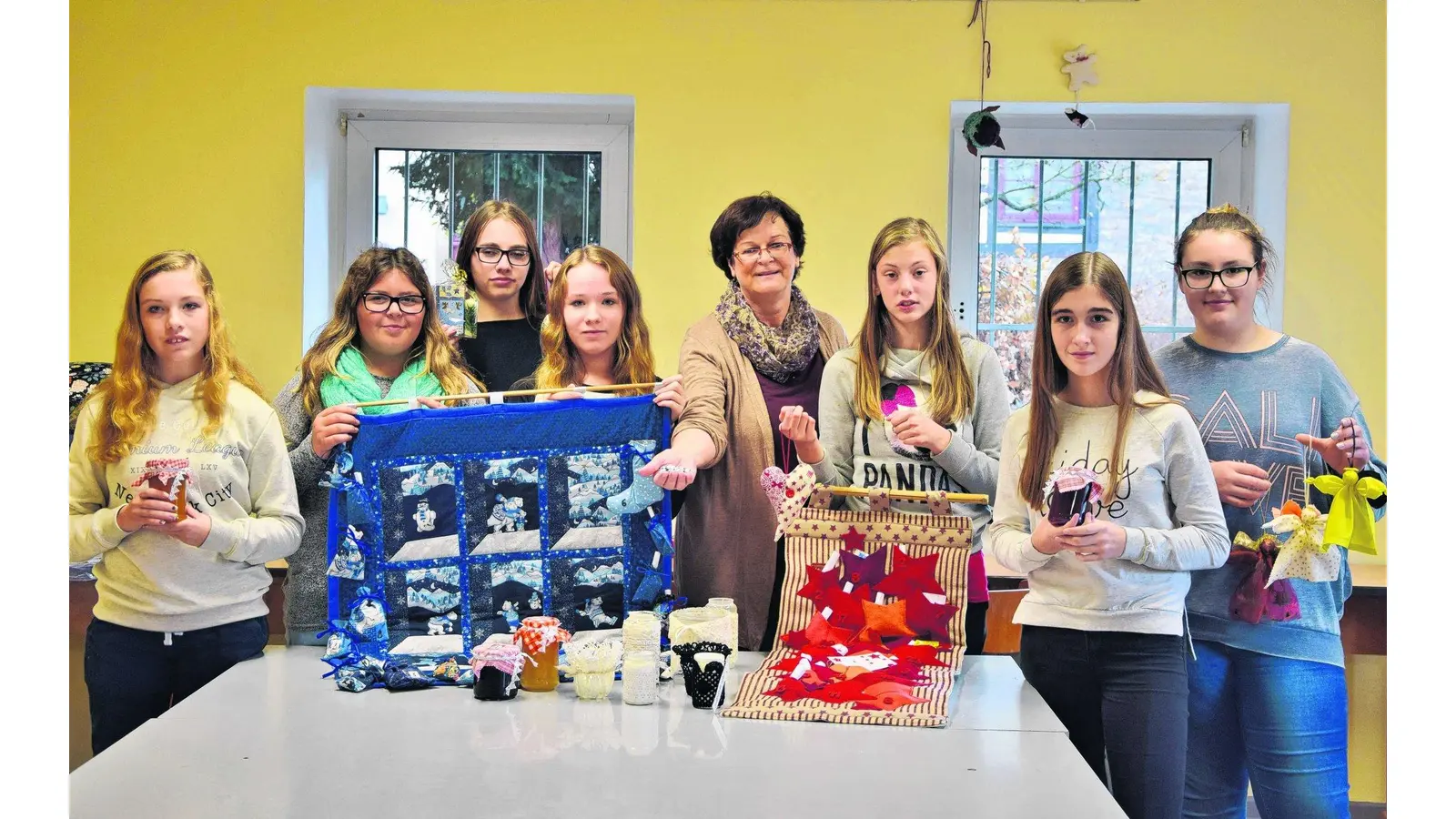 Zwei prall gefüllte Kalender stehen im Advent zur Verlosung (Foto: red)