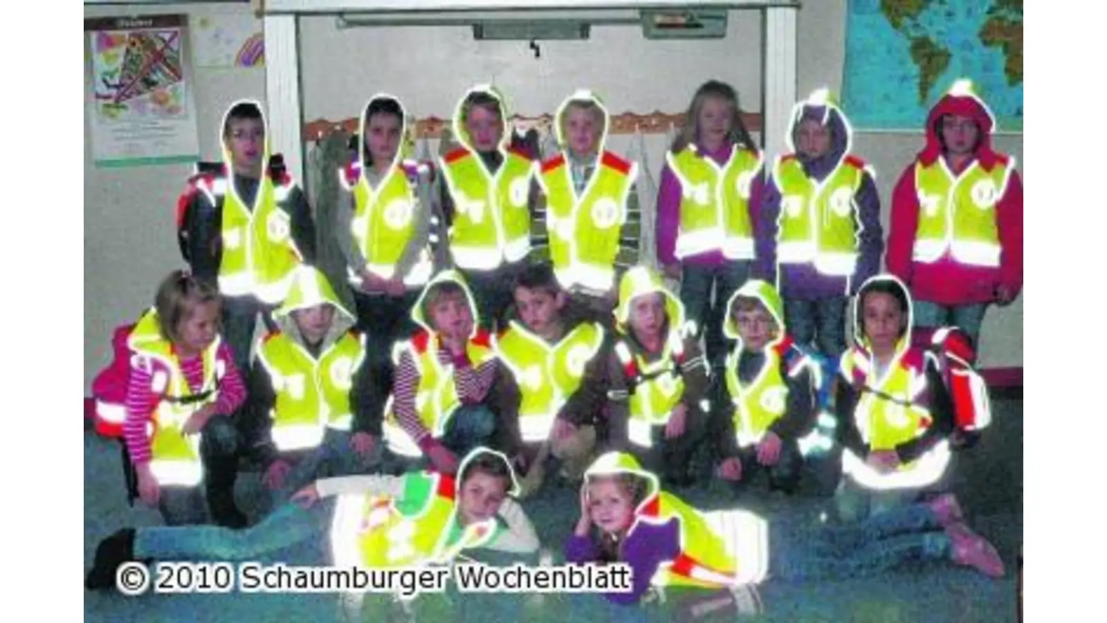 Erstklässler wollen auch bei der Dunkelheit gesehen werden (Foto: tt)