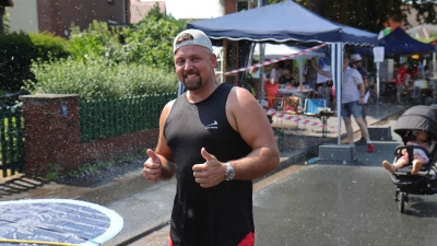Daumen hoch: Das Hauptstraßenfest kommt an. (Foto: tau)