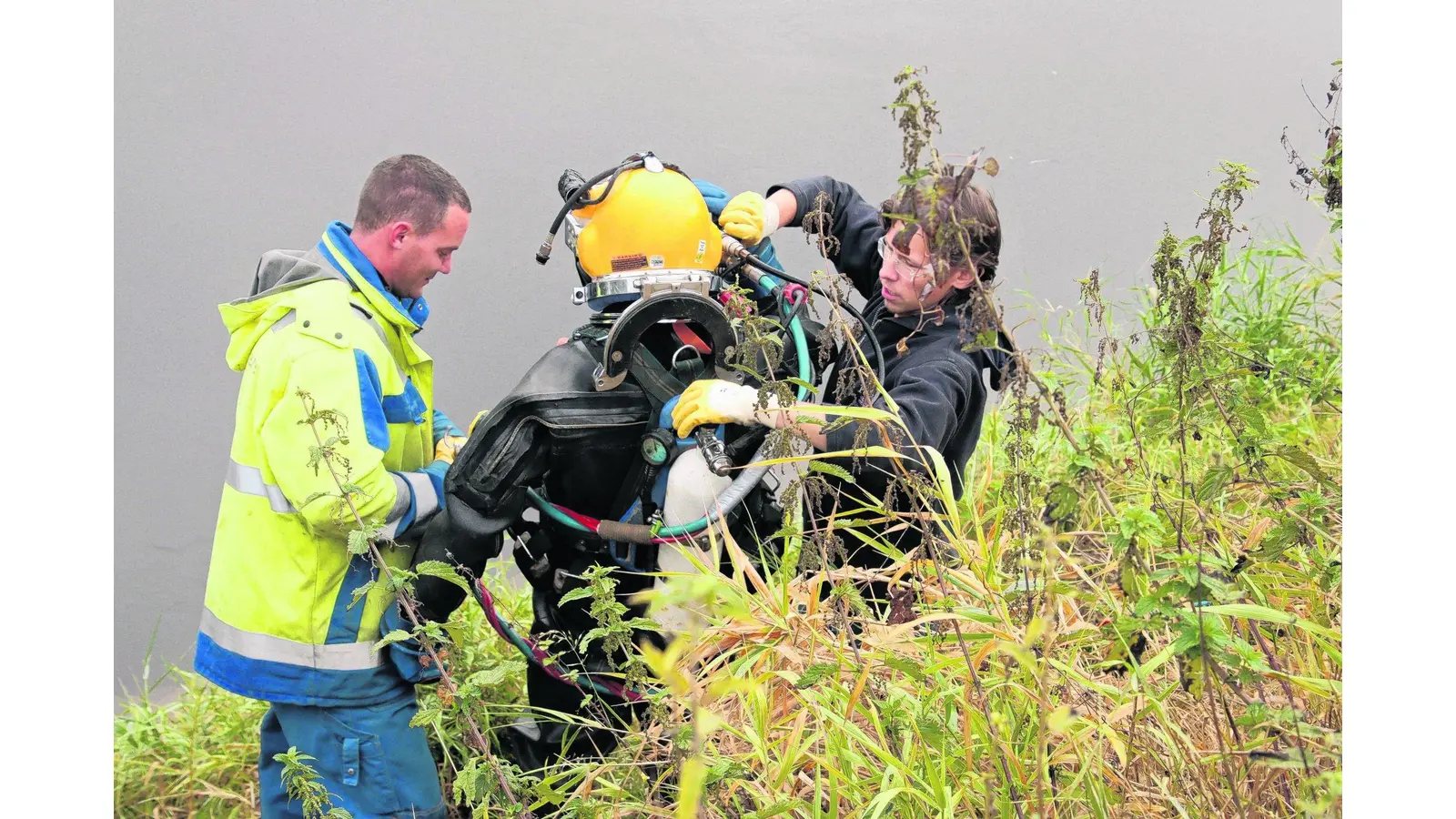 Steh-Paddler meldet einen PKW in der Leine (Foto: gi)