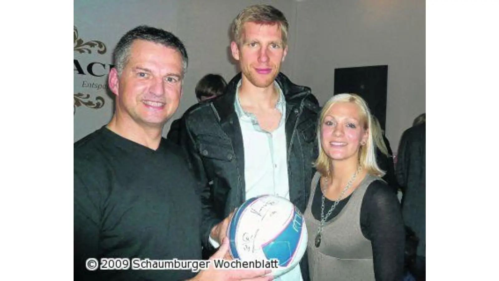 Per Mertesacker übergibt einen Fußball an den VfL (Foto: wtz)