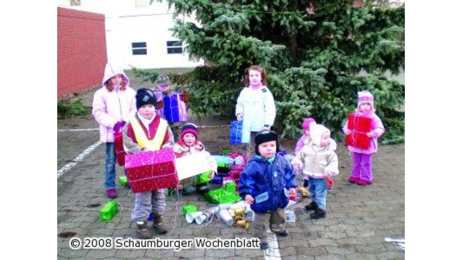 Am Geschenkebaum trifft sich die Gemeinschaft (Foto: red)