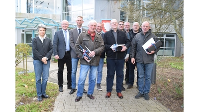 Im Kreis der Schornsteinfeger: Claudia Altmann, Jörg Farr (hinten, v.l.n.r.), Benjamin Raupach, Kim Aldack, Andreas Kahle, Sebastian Klein, Dominic Becker. Reihe vorn: Matthias Machate, Uwe Schröder und Lutz Völkening. (Foto: ab)