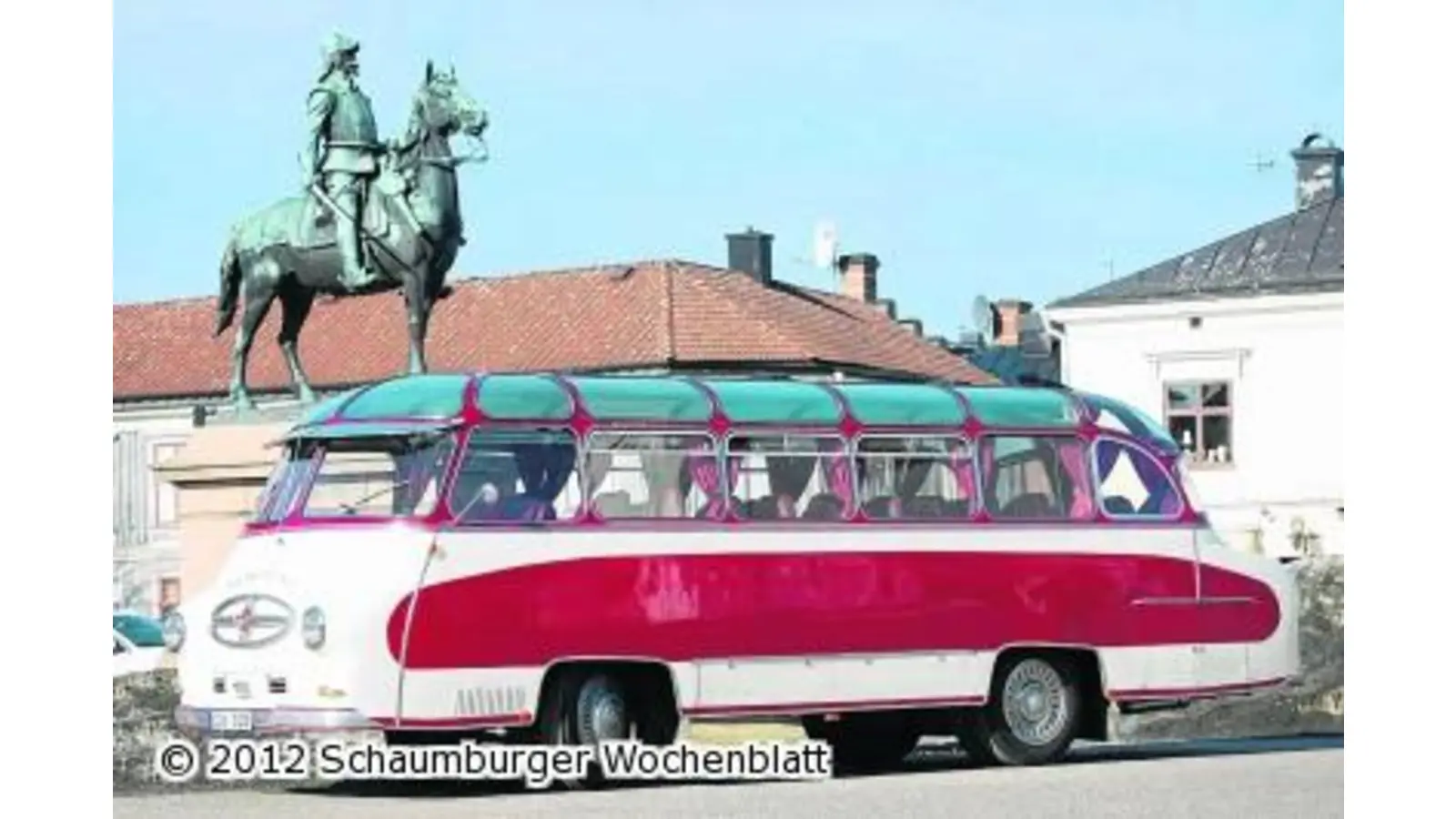 Ein Oldtimerbus auf der alten Schlossbrücke (Foto: red)