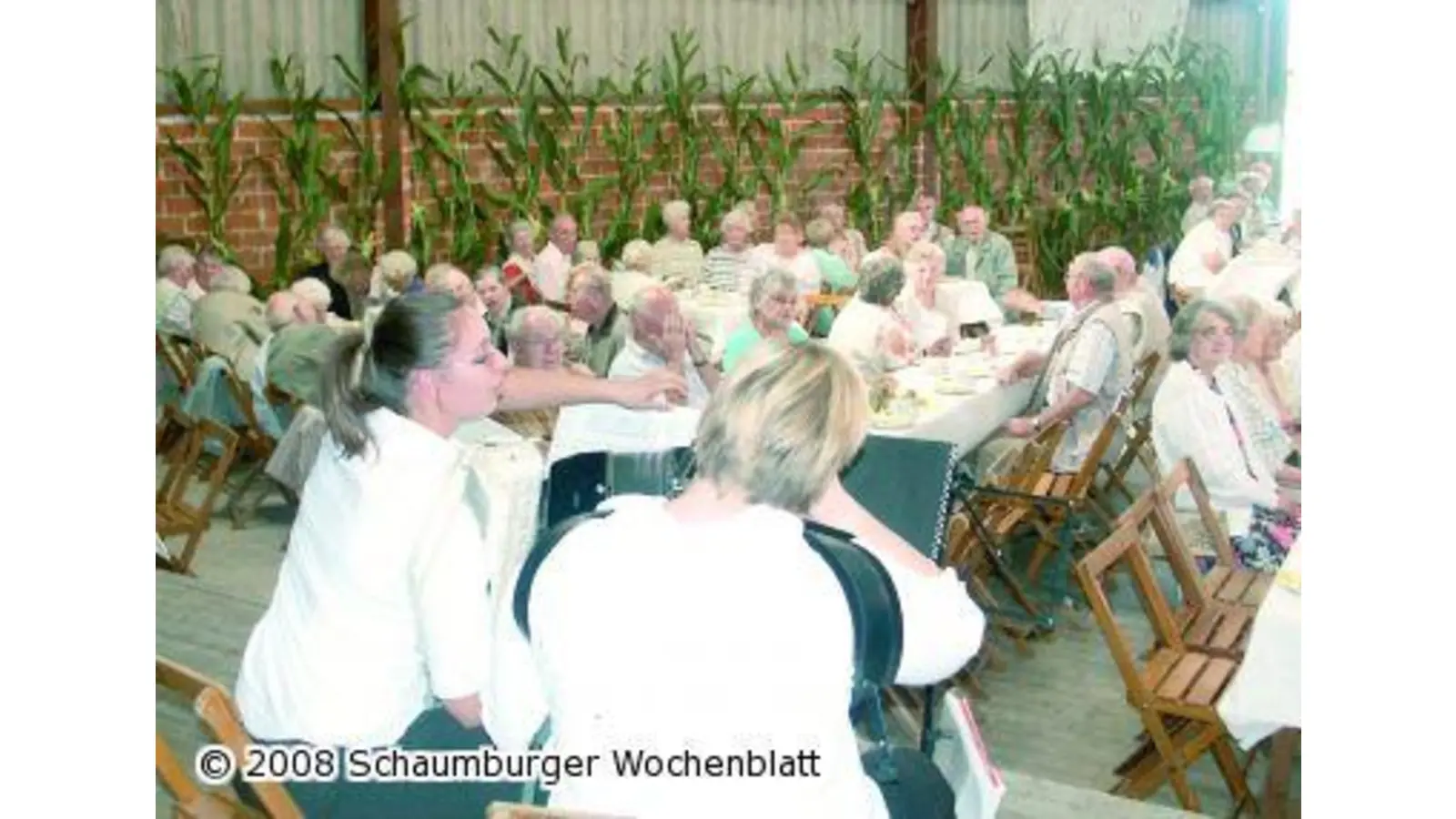 Dorfjugend bewirtet Senioren (Foto: pp)