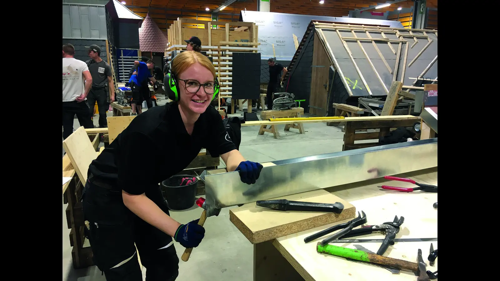Im Dachdeckerhandwerk ist nicht mehr nur reine Muskelkraft gefragt.  (Foto: privat)