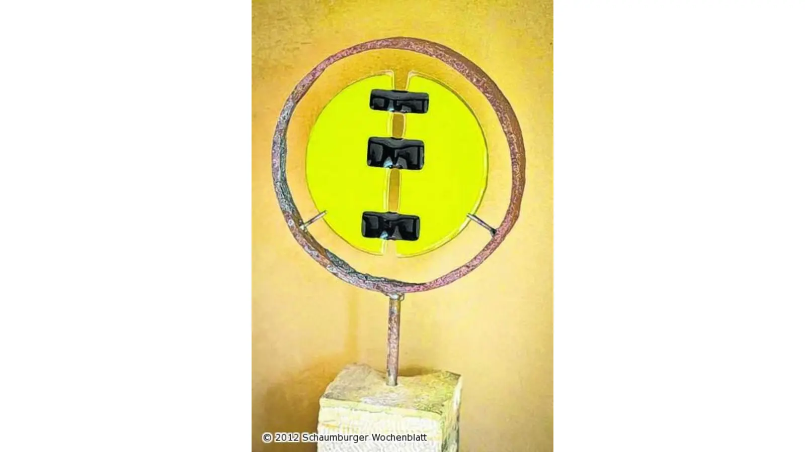 Papier trifft im Kuhstall auf Glas (Foto: em)