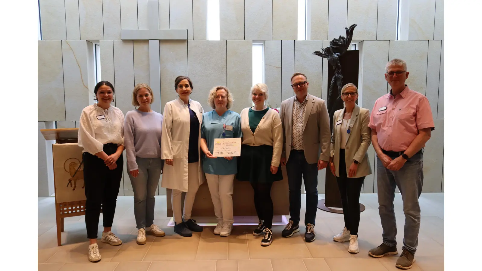 Julia Sperzel, Pflegefachleitung am Schaumburger Klinikum, Daniela Bleeker, Geschäftsführung Domicil Gruppe, Dr. Inken-Alexandra Wambach-Vetter, Ärztliche Leitung der Palliativeinheit, Manuela Waltemathe, Stationsleitung der Palliativeinheit, Sophia Behling, Ergotherapeutin Senioren Domicil am Kurpark, Nils Meyer, Geschäftsführung Domicil Gruppe, Diana Fortmann, Geschäftsführung Schaumburger Klinikum, und Jörg Hake, Pflegedirektor Schaumburger Klinikum. (Foto: privat)