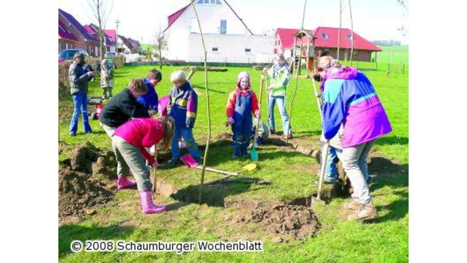 Eine Weidenhütte ergänzt den Spielplatz (Foto: al)