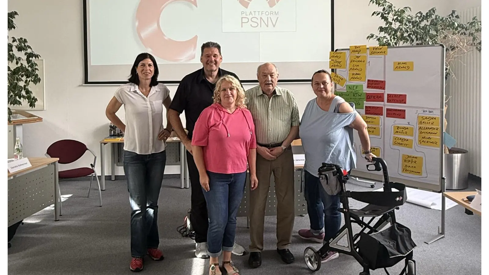 Nach erfolgreicher Fortbildung zur Einsatznachsorge: Annabelle Sonntag, Hartmut Jamm und Annette Graf (von links) mit Dozent Peter Zehntner und einer Kollegin. (Foto: privat)