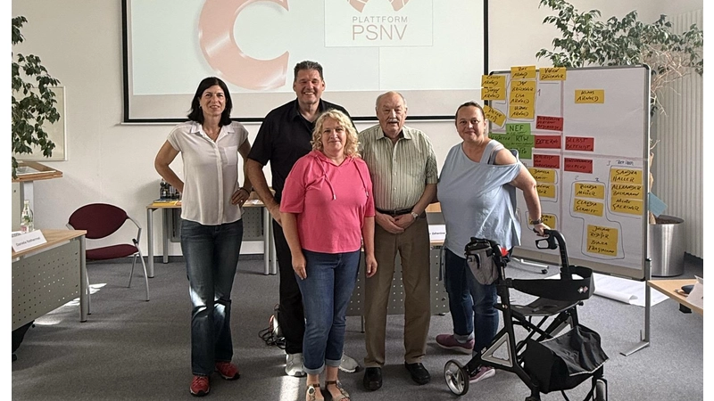Nach erfolgreicher Fortbildung zur Einsatznachsorge: Annabelle Sonntag, Hartmut Jamm und Annette Graf (von links) mit Dozent Peter Zehntner und einer Kollegin. (Foto: privat)