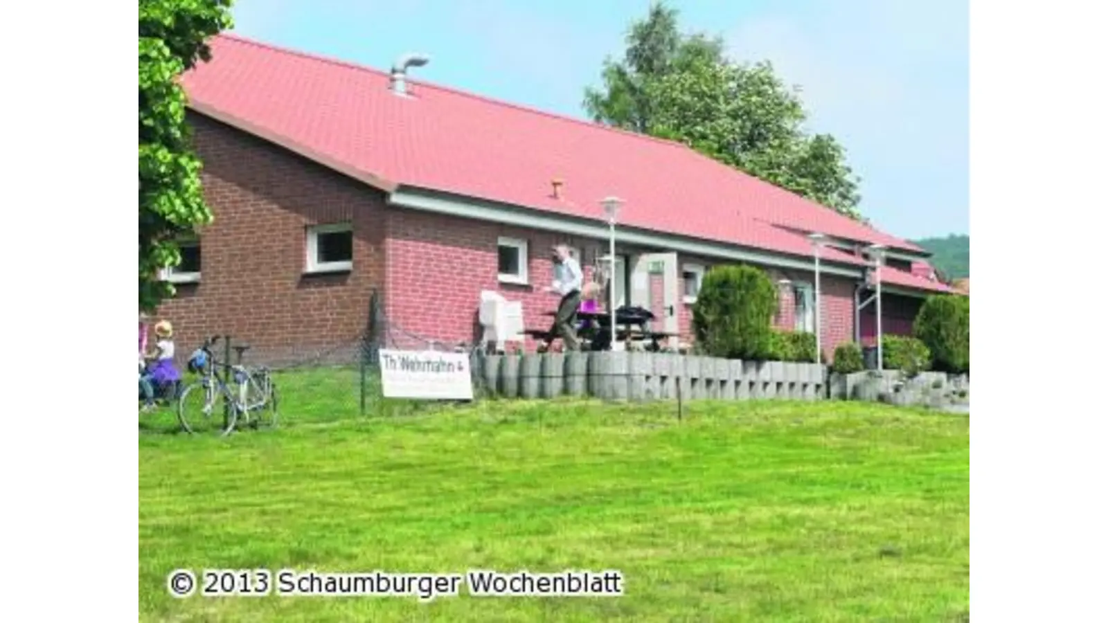 Statt Pfeilen fliegen jetzt Kleiderbügel (Foto: al)