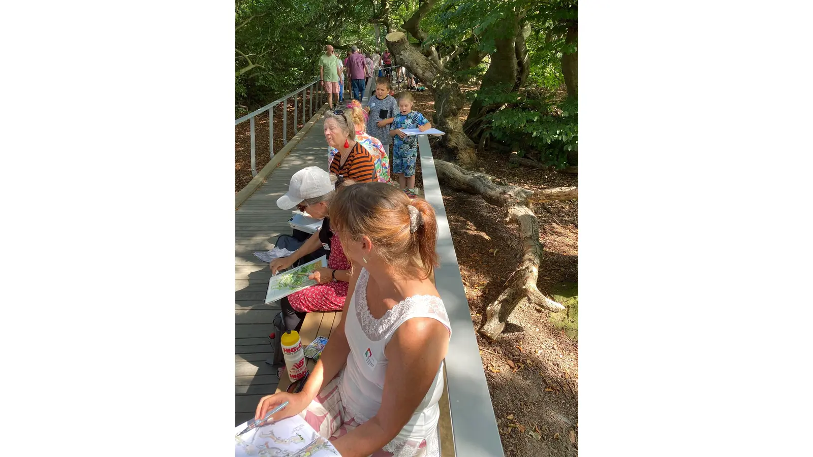 Urban Sketcher genießen ihre Arbeit und erfreuen die LaGa-Besucher in der Süntelbuchenallee. (Foto: privat)
