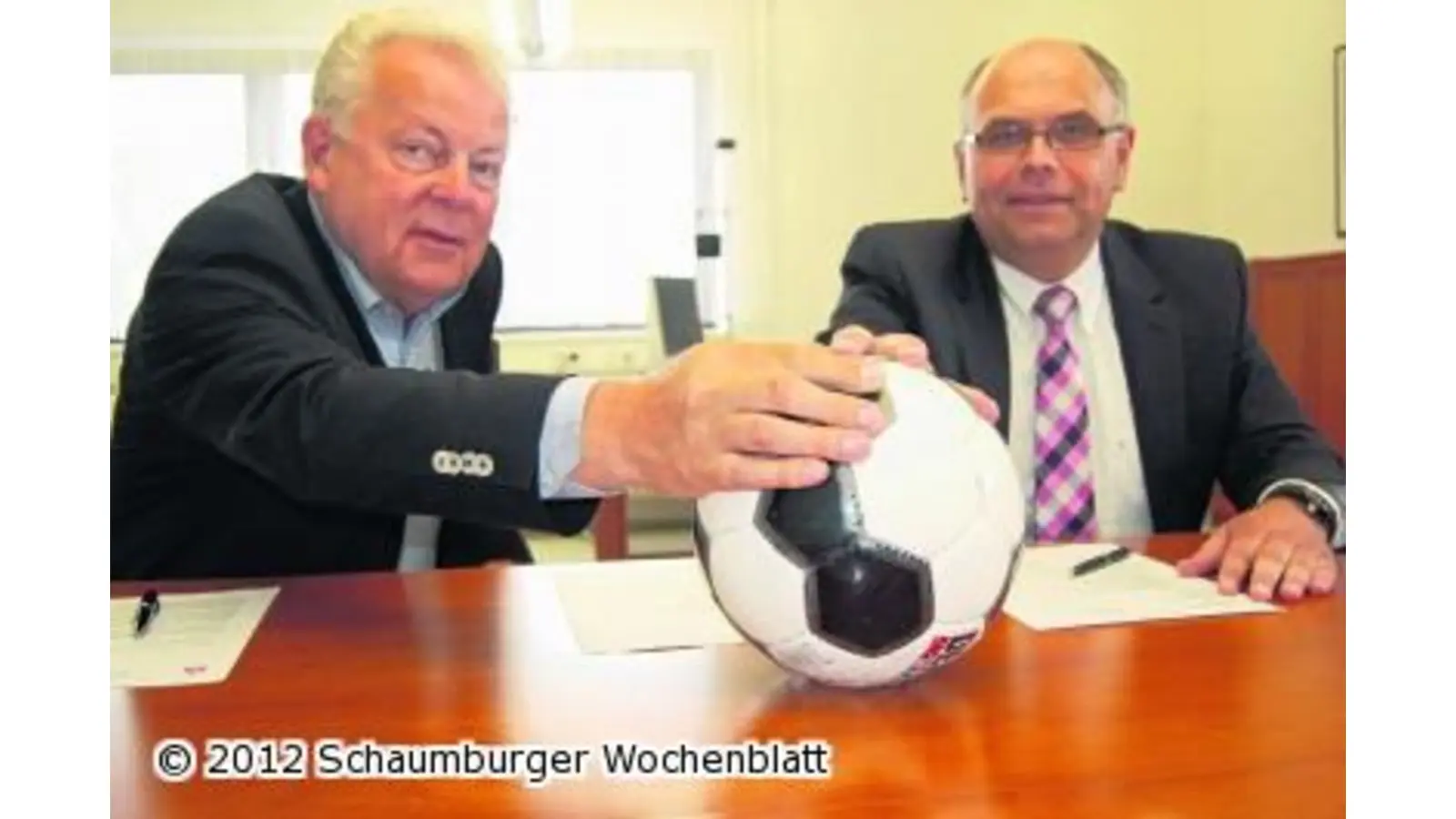 Sparkasse Schaumburg schließt Sponsoringvertrag mit dem VfR (Foto: red)