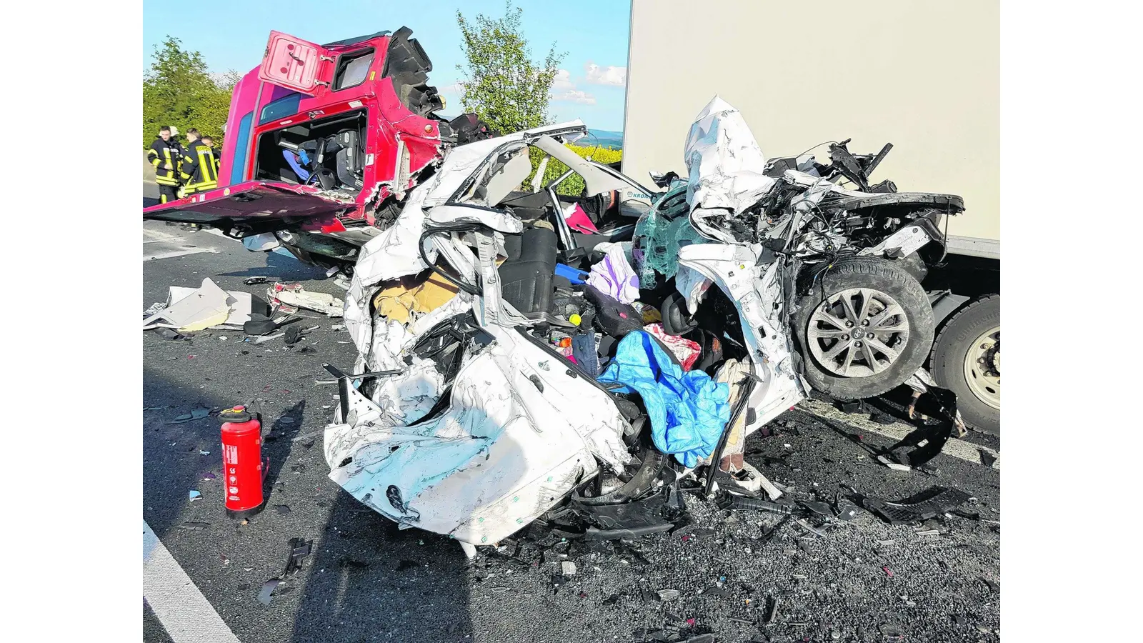 Lastzug zermalmt ein Auto auf der A2 (Foto: al)