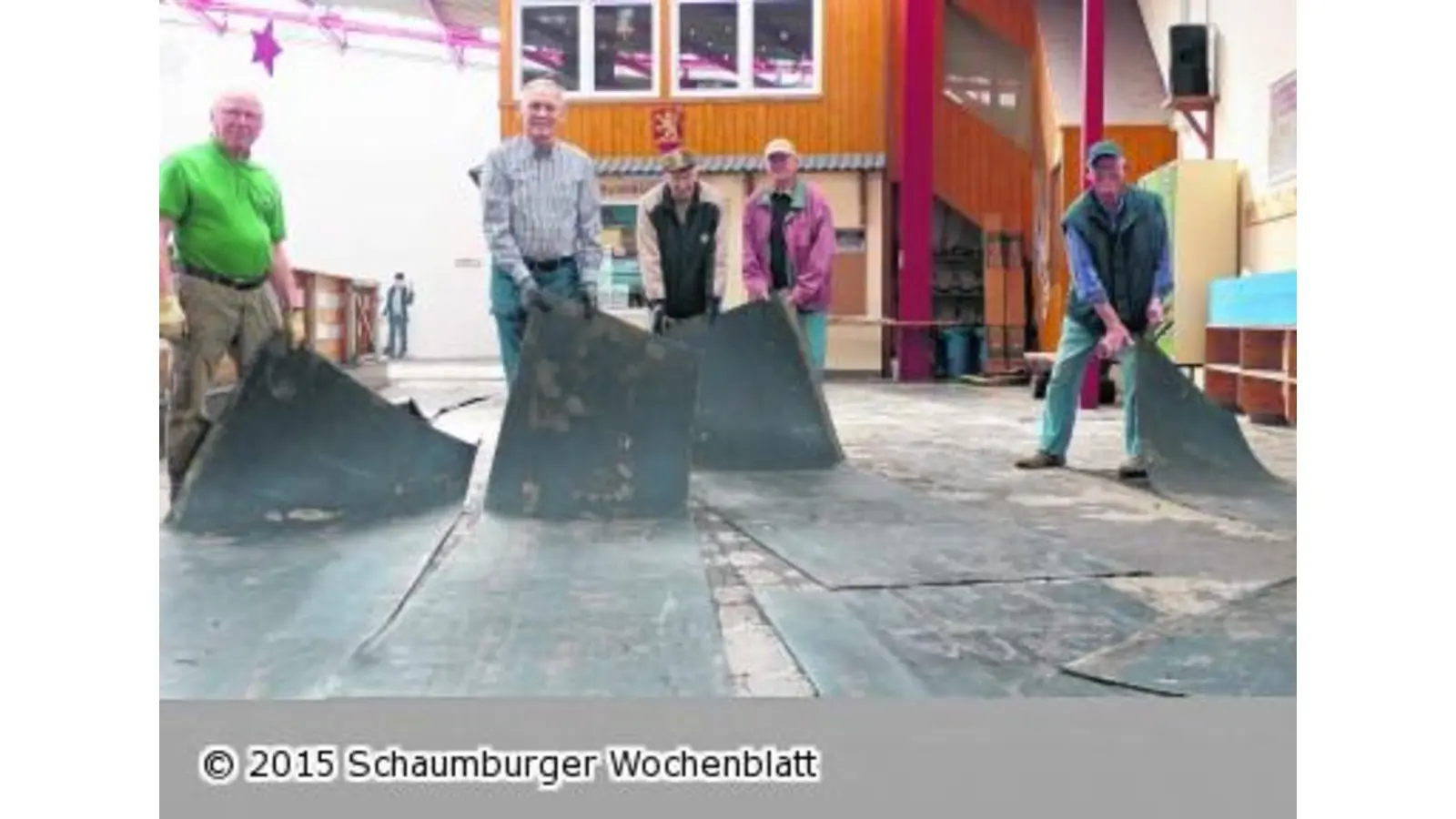 Neue Matten für die Schlittschuhläufer (Foto: al)