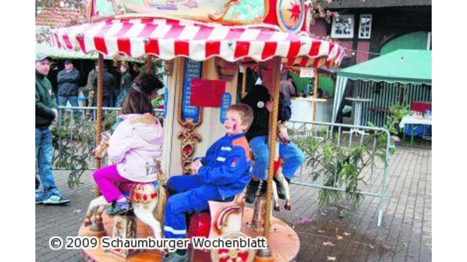 Hunderte bummeln über den Weihnachtsmarkt (Foto: red)