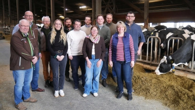 Das Ehepaar Lattwesen (rechts) freut sich gemeinsam mit Vereins- und Verbandsmitgliedern auf viele Gäste zum Tag des offenen Hofes. (Foto: gk)
