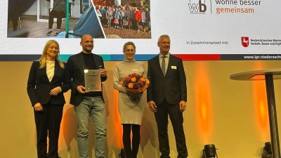 Bei der Preisverleihung (v.li.): Kathrin Wallbaum (Justizministerium), Jost Kemmerich, Axel Brockmann und Kathrin Tietz. (Foto: privat)