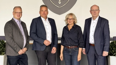 Benjamin Lotz (v.li.), Geschäftsführer Landesgartenschau Bad Nenndorf, Stadtdirektor Mike Schmidt, Schaumburgs Landrat Jörg Farr und Annette Stang, Fachbereichsleiterin für Bauen und Umwelt sowie Geschäftsführerin der Landesgartenschau. (Foto: LaGa)