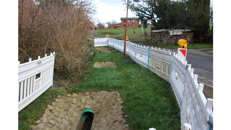 Auf der gegenüberliegenden Straßenseite wurde der Wasserabfluss erneuert. Bei wärmeren Temperaturen, soll auch eine Lösung für die andere Straßenseite geschaffen werden. (Foto: bb)