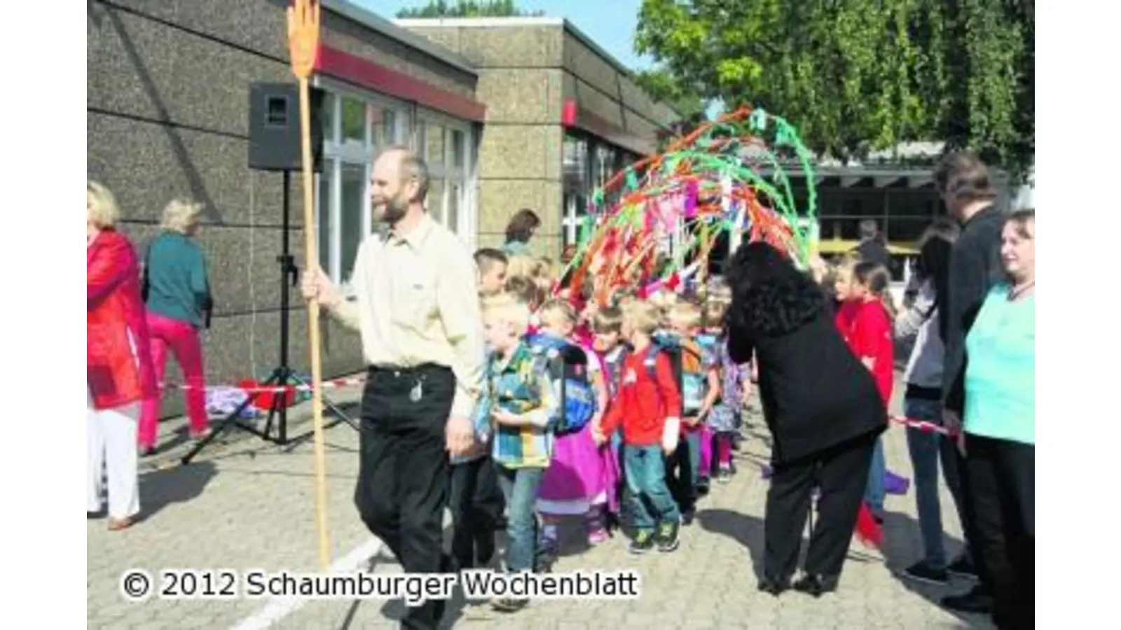 Die Erstklässler ziehen durch einen Bogen ein (Foto: gi)