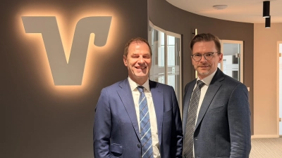 Michael Joop und Nils Bradtmöller präsentieren beeindruckende Zahlen der Volksbank in Hameln-Stadthagen eG. (Foto: ste)