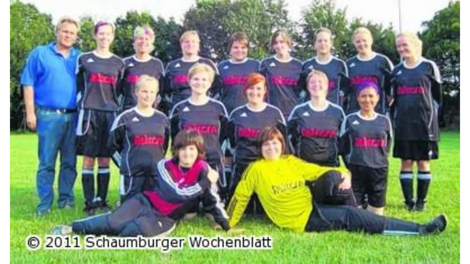 Firma Fielmann kleidet die Damenmannschaft neu ein (Foto: wtz)