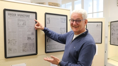 Unser Wunstorf: Dieter Kohser hofft, dass die Besucher genauso von den zehn Seiten Leine-Zeitung 1984 begeistert sind, wie er selbst.  (Foto: gi)