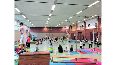 Turnhalle verwandelt sich in eine vielfältige Bewegungslandschaft (Foto: nh)