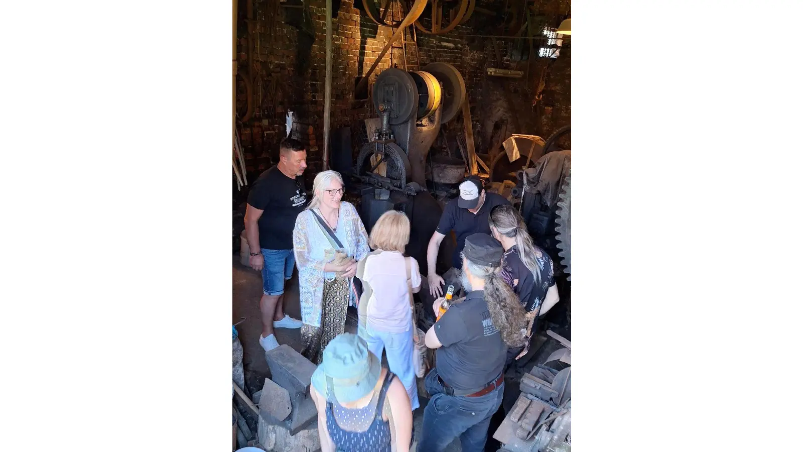 Besuchergruppe am Unteren Eisenhammer. (Foto: privat)