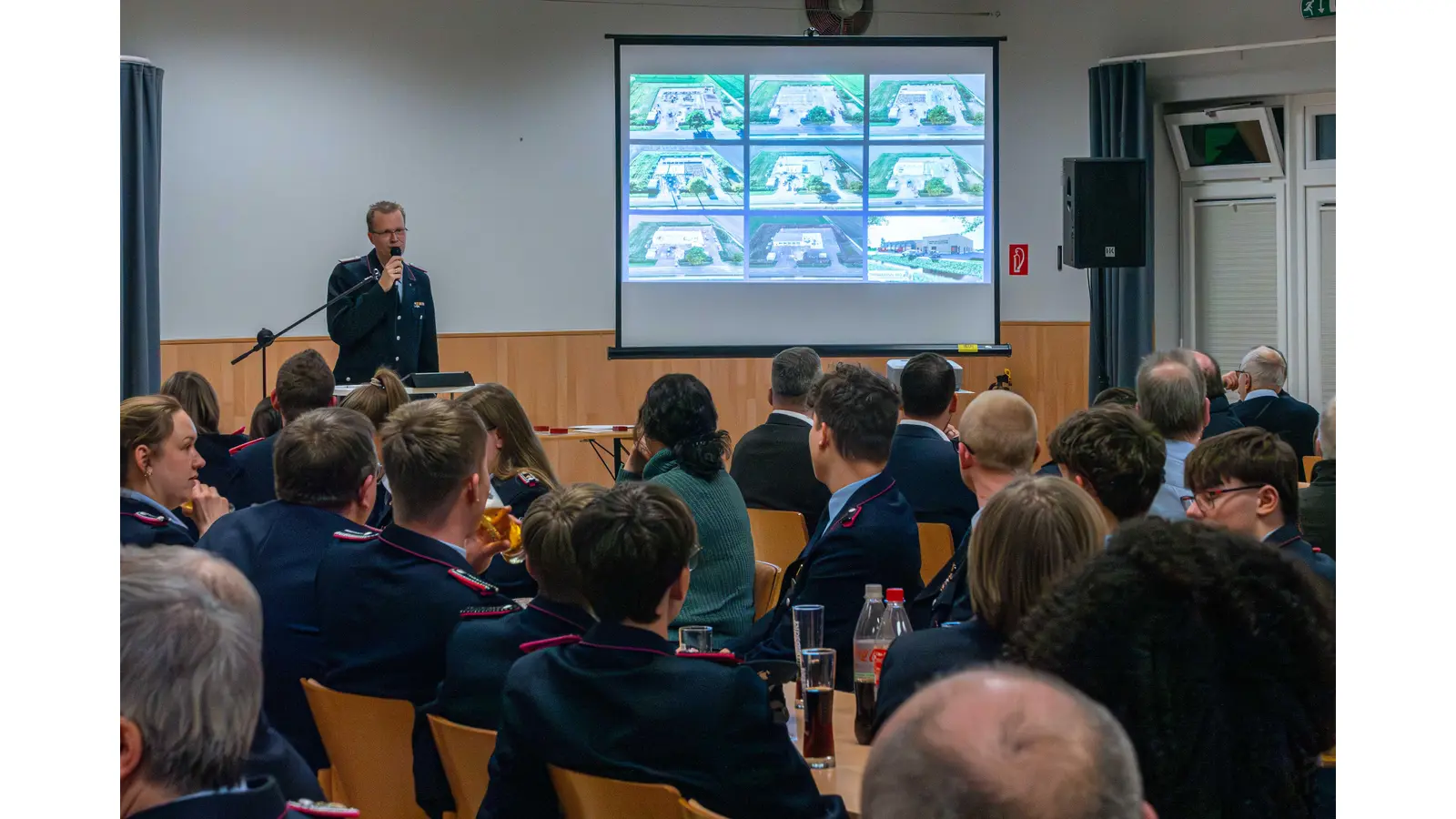 Stellvertretender Ortsbrandmeister Andreas Renner berichtet auf der Hauptversammlung der Freiwilligen Feuerwehr Riwa über den Baufortschritt des neuen Feuerwehrgerätehaus (Foto: wk)