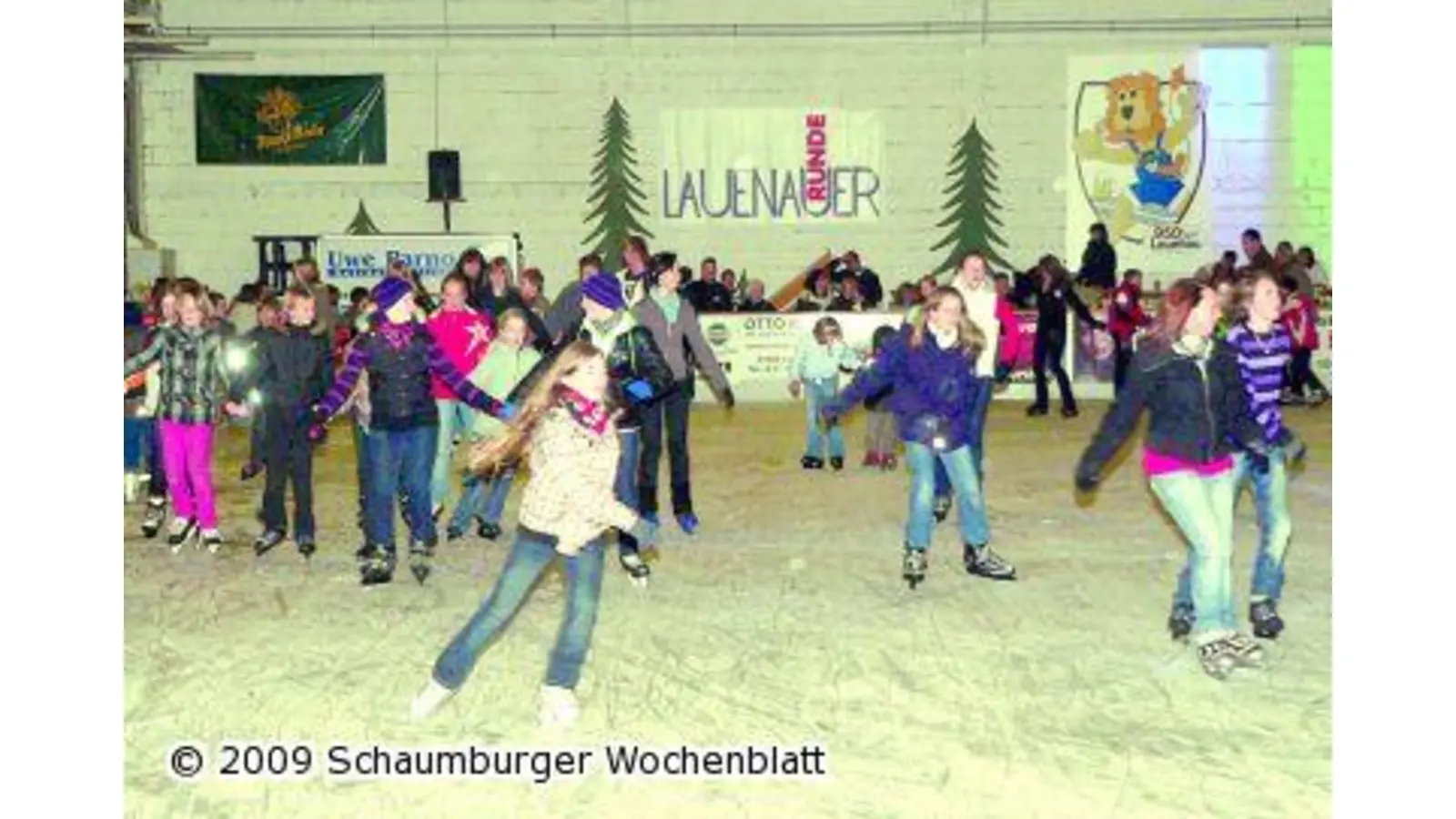 Genug Schlittschuhe stehen bereit (Foto: al)