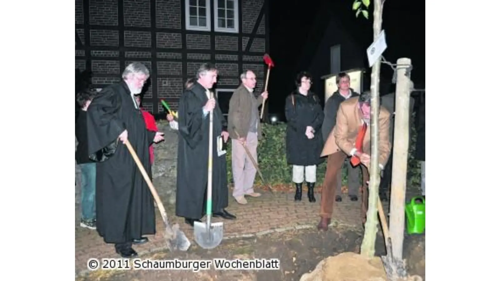 Kirchengemeinde pflanzt Luther-Baum (Foto: jo)