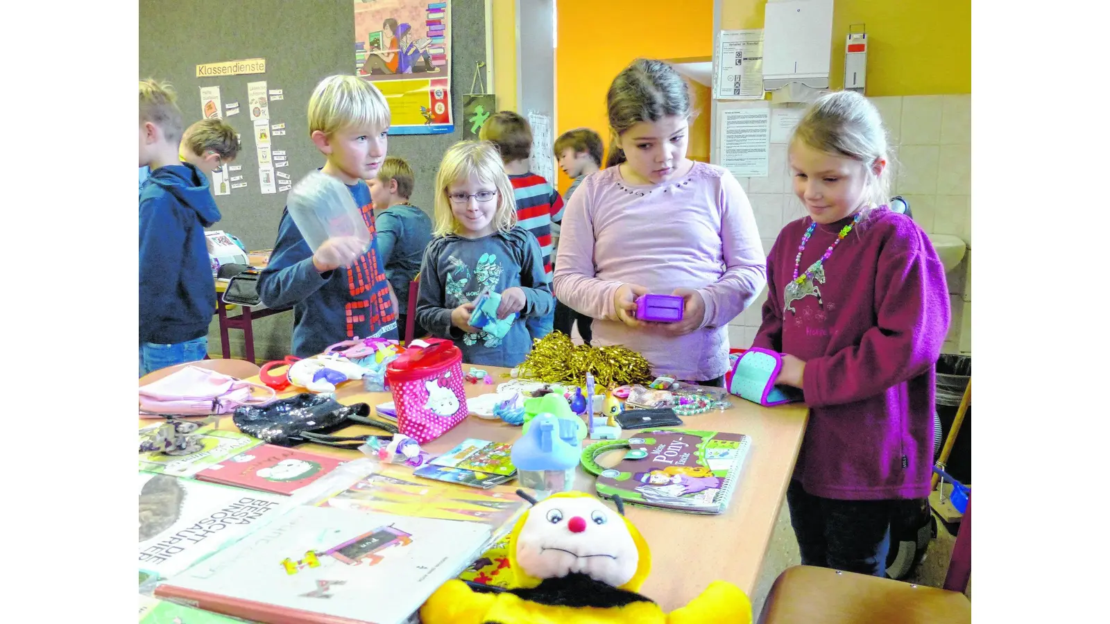 Für einige Stunden wird die Schule zum Basar (Foto: al)