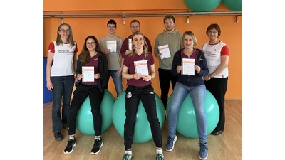 Anja Stürck (li.) und Ulrike Borchers (re.) von der Sportgemeinschaft Rodenberg übergeben die Sportabzeichen an das Team Rahde. (Foto: privat)