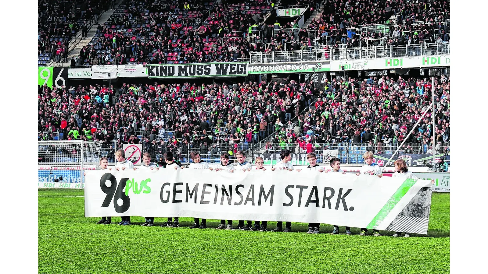 Mini-Fußballer vor großer Kulisse (Foto: red)