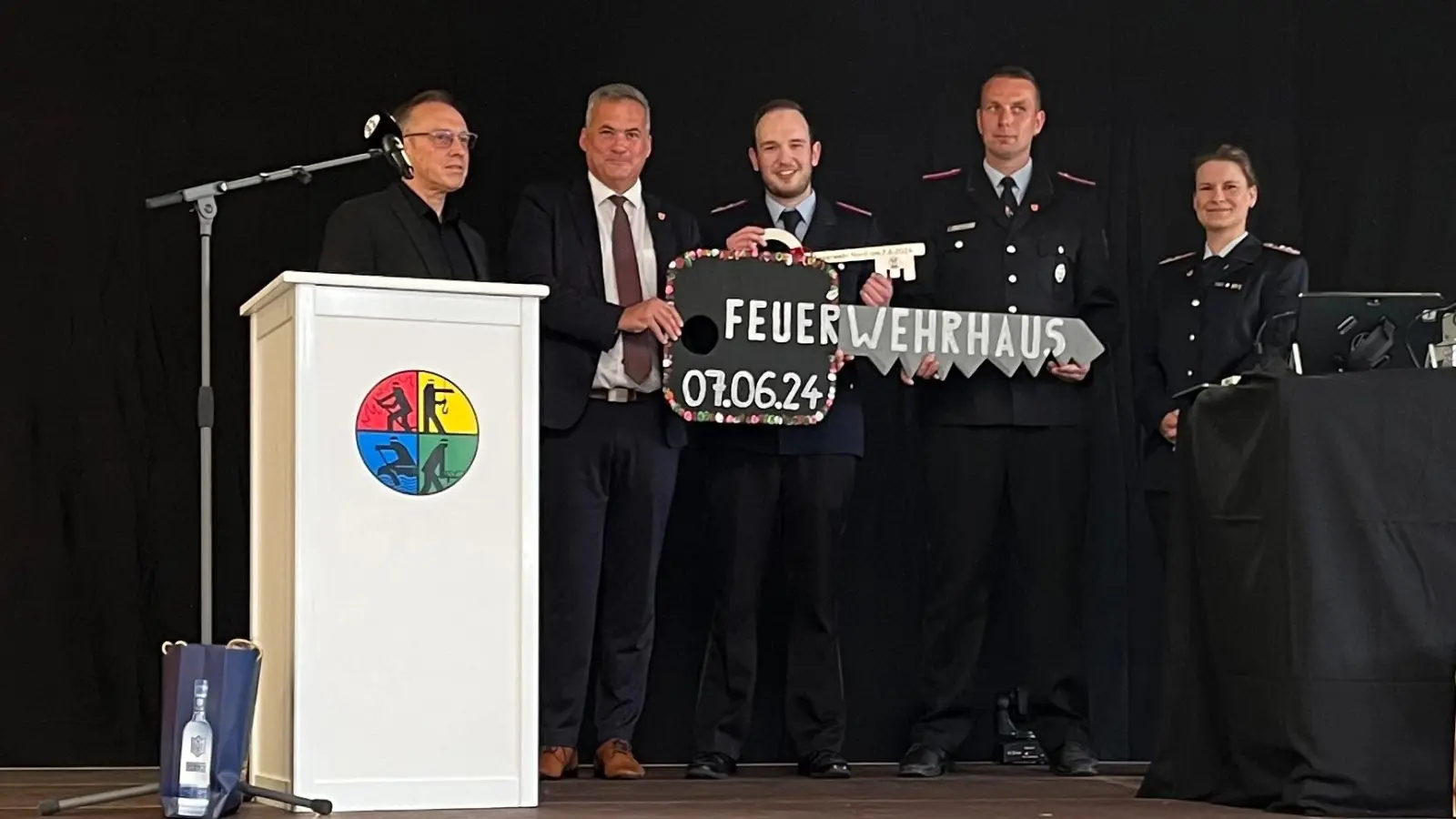 Vollziehen die Schlüsselübergabe: Dipl.-Ing. Uwe Brinkmann, Samtgemeindebürgermeister Mike Schmidt, Ortsbrandmeister Niklas Heufers, stellvertretender Ortsbrandmeister Sven Bock sowie die stellvertretende Ortsbrandmeisterin Stephanie Heinrich.  (Foto: Feuerwehr)